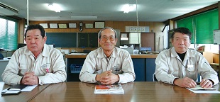 画像：友永俊彦社長（中央）、寺川四郎常務（左）、北岡光男次長（右）