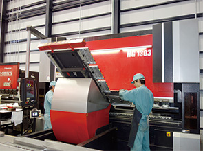 画像：配電盤のOEM受託製造に一貫生産で対応
