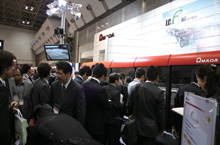 LC-4020F1NTの実演時には黒山の人だかり