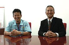 牧野拳一郎社長(右)と純也専務取締役(左)