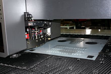 AC-255NTによりブランク加工を行う