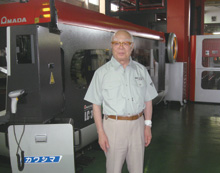 LC-3015F1NTの前に立つ今年で80歳を迎えた河島隆則社長