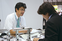 各ブースで加工技術の提案を行う光景が見られた
