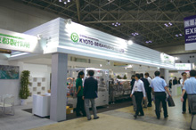 多品種少量高速包装ラインを展示する京都製作所のブース