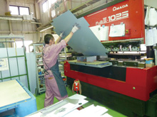 FBDV -1025NTの作業、大きなカバーが曲げられる