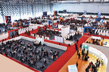昨年12 月に中国・上海で開催された「AMADA Innovation Fair 2011 in China」(AIFC 2011)。 今回の「AMADA INNOVATION FAIR 2012 GLOBAL」(AIFG 2012)の原点となった