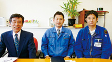 左から代表取締役の神村道治氏、専務取締役の神村圭氏、製造部長の義永信一郎氏