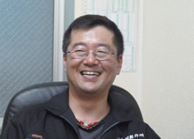 清々しく談笑する吉岡高幸社長