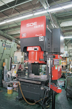 サーボプレスSDE-1522。サーボプレスならではの機能（下死点での一時停止や加工速度・モーションの細かな設定）が「リークゼロコーキング工法」の開発に大きく貢献した