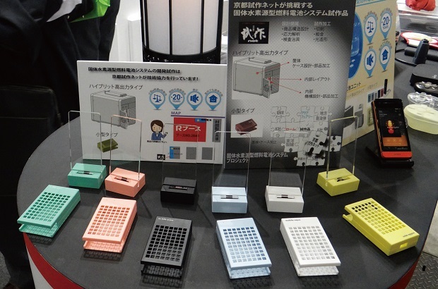 画像：「CEATEC JAPAN 2013」で展示した「燃料電池関連の試作品」。京都府に所在する電子部品メーカーと共同開発を行った