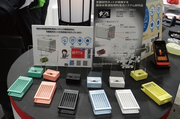 画像:「CEATEC JAPAN 2013」で展示した「燃料電池関連の試作品」。京都府に所在する電子部品メーカーと共同開発を行った