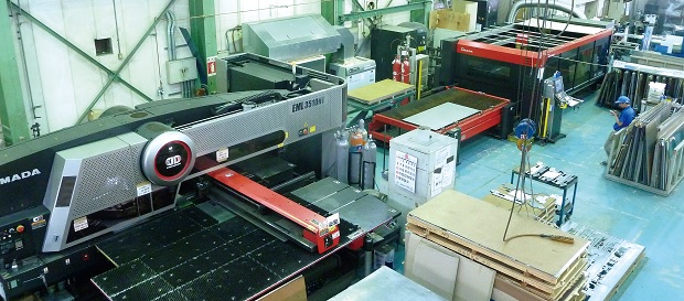 画像:ブランク工程にはパンチ・レーザ複合マシンEML-3510NTとレーザマシンFO-MⅡ 3015NT+LST-3015FOMⅡが並ぶ