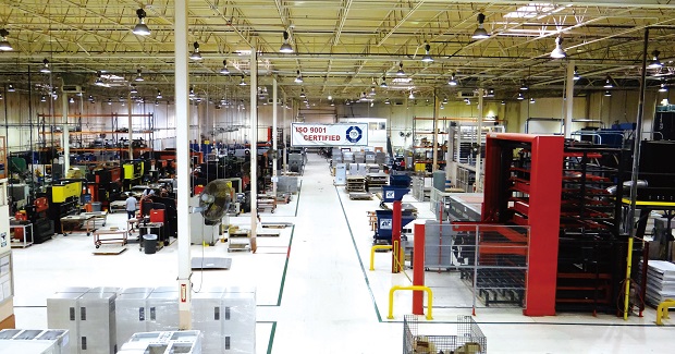 画像：同社の工場内。天井高さは26フィート（7.9m）で倉庫への転用も可能