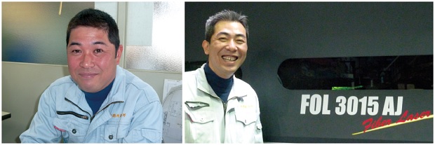 画像：酒井悟社長（左）とFOL-AJの前で相好を崩す酒井泰治専務（右）