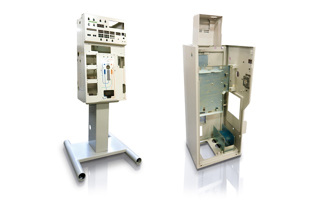 画像：左：人工透析機器の筐体。塗装・シルク印刷まで行い、得意先の組立ラインに直接納品する。材料はSECC・板厚1.2㎜が中心。／右：人工透析機器の筐体