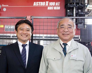 画像：代表取締役会長の小越憲泰氏（右）と代表取締役社長の小越元晴氏（左）