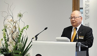 画像：オープニングセレモニーでスピーチを行うアマダの岡本満夫社長
