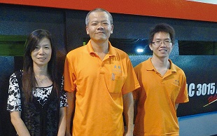 画像：蘇國慶総経理（中央）、夫人の黃佳芬さん（左）、プログラムの責任者柯懿原さん（右）