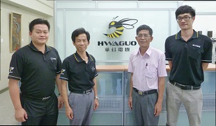 画像：華谷電機のシンボル・ロゴである大黄蜂（スズメバチ）の前に立つ、劉華成董事長（右から2 人目）、劉華茂総経理（左から2 人目）、劉明勝経理（左端）、劉明鑫さん（右端）