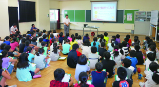 画像:練馬区立関町北小学校の小学5 年生116 名は、いつもと違う授業に興味津々だった／写真提供：アマダ