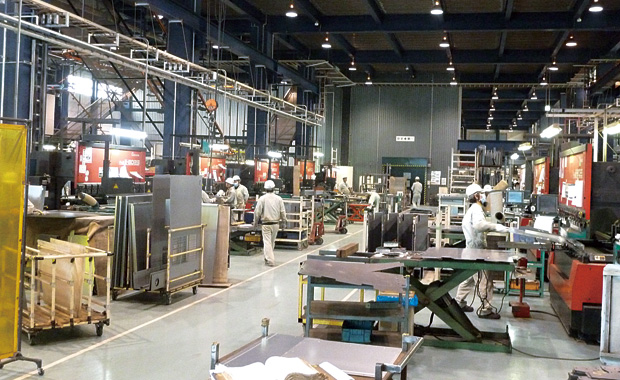 画像：本社工場。7台のネットワーク対応型ベンディングマシンで曲げ加工を行う