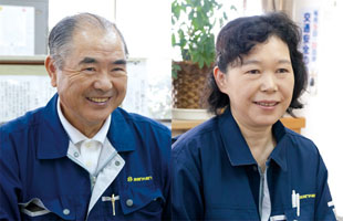 画像：代表取締役の竪岩惠行氏（左）、生産管理課の祢津洋子課長（右）