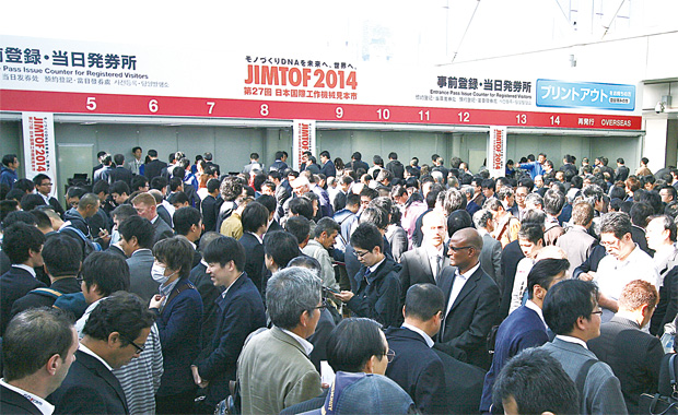 画像：「JIMTOF 2014」開会直前の入場受付。設備投資意欲の高さを反映して会期中の来場者数は延べ16万5,482人となった