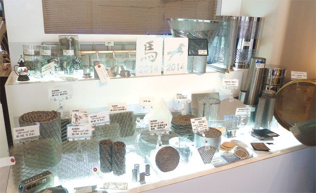画像：神戸本社工場にあるショールームに展示された各種金網とパンチングメタル製品