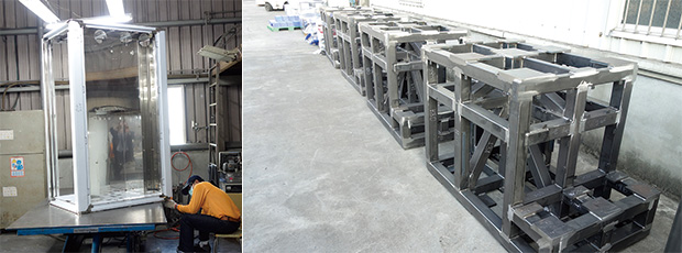 左：ステンレス製の大型盤筐体の溶接作業／右：出荷を待つ液晶製造装置の架台