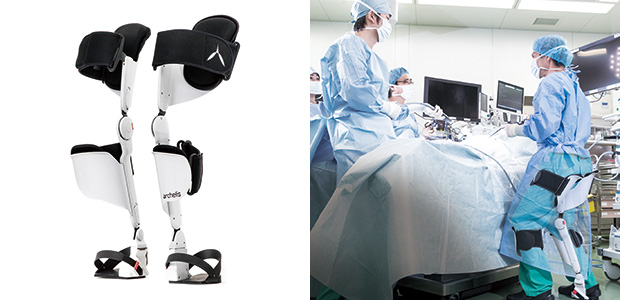 左：医療用ウェアラブルチェア「archelis（アルケリス）」（企画・制作・製造：㈱ニットー）／右：手術中にアルケリスを使用したときの様子。腰の痛みに阻害されることなく手術に集中できる