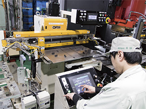 画像：サーボプレス＋サーボ搬送のロボットラインを構築