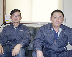 青木隆専務（右）と田村繁紀製造部長（左）
