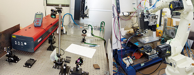 左：ナノ秒パルスレーザ装置を活用した実験装置／右：ファイバーレーザによるリモート溶接の実験装置