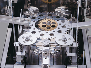 画像：20枚の歯車によるからくり機構で「動きのある作品」を製作