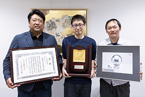 画像：積層金型で湾曲させた11種類・48個のピースを組み上げ、なめらかな球面を表現