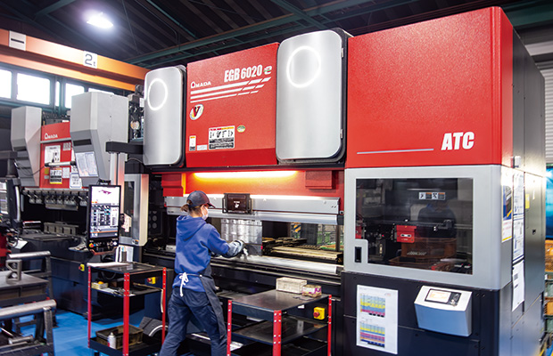 画像：曲げ加工の未来を担う女性たち ― 最新設備導入で即戦力に