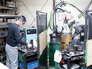 画像：蓄積された技術力とチームワークで少人数ながら「超短納期対応」を実現