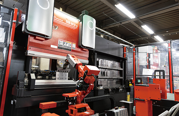 画像：日本人・外国人・ロボットのベストミックス ― 小物向けベンディングロボット2台体制