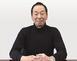 画像：日本人・外国人・ロボットのベストミックス ― 小物向けベンディングロボット2台体制