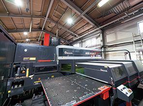 画像：日本人・外国人・ロボットのベストミックス ― 小物向けベンディングロボット2台体制