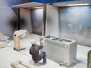 画像：日本人・外国人・ロボットのベストミックス ― 小物向けベンディングロボット2台体制