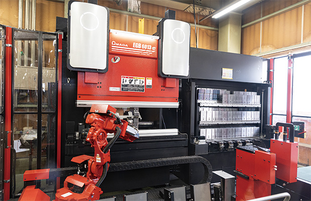 画像：初のベンディングロボットが即戦力に ― ボトルネック解消と品質安定化に貢献